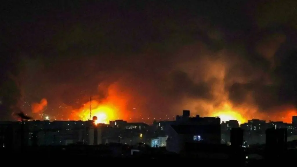 غموض في جنوب إيران بعد سماع دوي انفجارات بمدينة سيريك