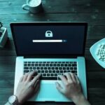 أزمة الخصوصية الرقمية: ماذا تعرف التطبيقات عنك وكيف تُستخدم بياناتك؟