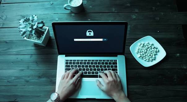 أزمة الخصوصية الرقمية: ماذا تعرف التطبيقات عنك وكيف تُستخدم بياناتك؟