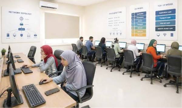 مستقبل التعليم الجامعي: هل تستبدل المهارات العملية قيمة الشهادة التقليدية؟